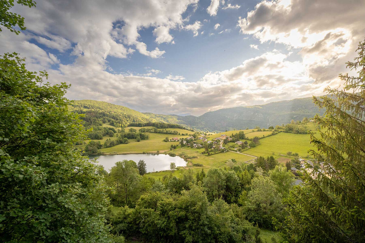 une vue sur un petit lac en montagne