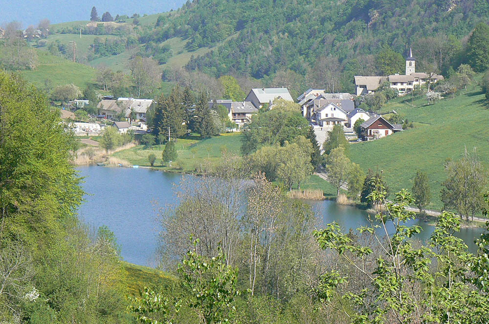vue de la commune de la Thuile et de son lac