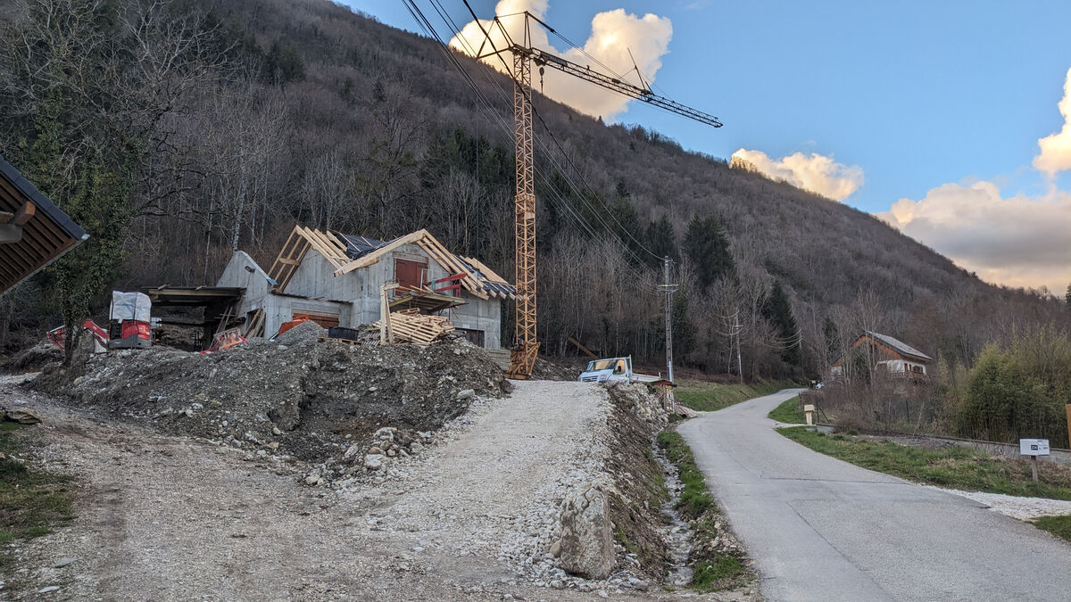 Chantier de construction d'une maison individuelle en montagne
