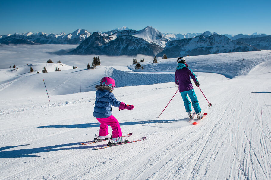 2 skieurs dans la station Montagne Aillons Margeriaz en Savoie